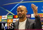 25.11.2025,  Fussball UEFA Championsleague 2025/2026: Pressekonferenz des FC Bayern M�nchen am Tag vor dem Spiel FC Arsenal - FC Bayern M�nchen, im Emirates-Stadion London (England). Trainer Vincent Kompany (FC Bayern M�nchen) steht Rede und Antwort f�r die Journalisten.
  

