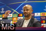 25.11.2025,  Fussball UEFA Championsleague 2025/2026: Pressekonferenz des FC Bayern M�nchen am Tag vor dem Spiel FC Arsenal - FC Bayern M�nchen, im Emirates-Stadion London (England). Trainer Vincent Kompany (FC Bayern M�nchen) steht Rede und Antwort f�r die Journalisten.
  

