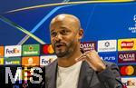 25.11.2025,  Fussball UEFA Championsleague 2025/2026: Pressekonferenz des FC Bayern M�nchen am Tag vor dem Spiel FC Arsenal - FC Bayern M�nchen, im Emirates-Stadion London (England). Trainer Vincent Kompany (FC Bayern M�nchen) steht Rede und Antwort f�r die Journalisten.
  

