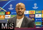 25.11.2025,  Fussball UEFA Championsleague 2025/2026: Pressekonferenz des FC Bayern M�nchen am Tag vor dem Spiel FC Arsenal - FC Bayern M�nchen, im Emirates-Stadion London (England). Trainer Vincent Kompany (FC Bayern M�nchen) steht Rede und Antwort f�r die Journalisten.
  

