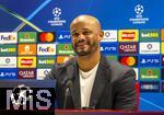 25.11.2025,  Fussball UEFA Championsleague 2025/2026: Pressekonferenz des FC Bayern M�nchen am Tag vor dem Spiel FC Arsenal - FC Bayern M�nchen, im Emirates-Stadion London (England). Trainer Vincent Kompany (FC Bayern M�nchen) steht Rede und Antwort f�r die Journalisten.
  

