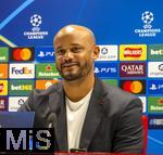 25.11.2025,  Fussball UEFA Championsleague 2025/2026: Pressekonferenz des FC Bayern M�nchen am Tag vor dem Spiel FC Arsenal - FC Bayern M�nchen, im Emirates-Stadion London (England). Trainer Vincent Kompany (FC Bayern M�nchen) steht Rede und Antwort f�r die Journalisten.
  

