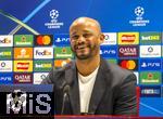 25.11.2025,  Fussball UEFA Championsleague 2025/2026: Pressekonferenz des FC Bayern M�nchen am Tag vor dem Spiel FC Arsenal - FC Bayern M�nchen, im Emirates-Stadion London (England). Trainer Vincent Kompany (FC Bayern M�nchen) steht Rede und Antwort f�r die Journalisten.
  

