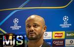25.11.2025,  Fussball UEFA Championsleague 2025/2026: Pressekonferenz des FC Bayern M�nchen am Tag vor dem Spiel FC Arsenal - FC Bayern M�nchen, im Emirates-Stadion London (England). Trainer Vincent Kompany (FC Bayern M�nchen) steht Rede und Antwort f�r die Journalisten.
  

