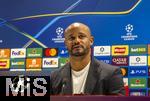25.11.2025,  Fussball UEFA Championsleague 2025/2026: Pressekonferenz des FC Bayern M�nchen am Tag vor dem Spiel FC Arsenal - FC Bayern M�nchen, im Emirates-Stadion London (England). Trainer Vincent Kompany (FC Bayern M�nchen) steht Rede und Antwort f�r die Journalisten.
  

