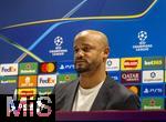 25.11.2025,  Fussball UEFA Championsleague 2025/2026: Pressekonferenz des FC Bayern M�nchen am Tag vor dem Spiel FC Arsenal - FC Bayern M�nchen, im Emirates-Stadion London (England). Trainer Vincent Kompany (FC Bayern M�nchen) steht Rede und Antwort f�r die Journalisten.
  

