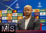25.11.2025,  Fussball UEFA Championsleague 2025/2026: Pressekonferenz des FC Bayern M�nchen am Tag vor dem Spiel FC Arsenal - FC Bayern M�nchen, im Emirates-Stadion London (England). Trainer Vincent Kompany (FC Bayern M�nchen) steht Rede und Antwort f�r die Journalisten. 
  

