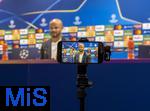 25.11.2025,  Fussball UEFA Championsleague 2025/2026: Pressekonferenz des FC Bayern M�nchen am Tag vor dem Spiel FC Arsenal - FC Bayern M�nchen, im Emirates-Stadion London (England). Trainer Vincent Kompany (FC Bayern M�nchen) steht Rede und Antwort f�r die Journalisten. Zu sehen auf einem Screen eines filmenden Handys.
  

