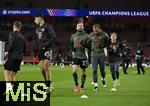26.11.2025,  Fussball UEFA Championsleague 2025/2026: Vorrunde 5.Spieltag, FC Arsenal - FC Bayern Mnchen, im Emirates-Stadion London (England) v.l. Joshua Kimmich (FC Bayern Mnchen), Aleksandar Pavlovic (Bayern Mnchen) , Konrad Laimer (FC Bayern Mnchen), Harry Kane (FC Bayern Mnchen) und Lennart Karl (FC Bayern Mnchen) wrmen sich auf.
  

