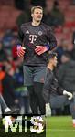 26.11.2025,  Fussball UEFA Championsleague 2025/2026: Vorrunde 5.Spieltag, FC Arsenal - FC Bayern Mnchen, im Emirates-Stadion London (England) Torwart Manuel Neuer (FC Bayern Mnchen) beim Aufwrmen.
  

