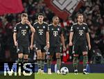 26.11.2025,  Fussball UEFA Championsleague 2025/2026: Vorrunde 5.Spieltag, FC Arsenal - FC Bayern Mnchen, im Emirates-Stadion London (England) Joshua Kimmich (FC Bayern Mnchen), Aleksandar Pavlovic (Bayern Mnchen) , Jonathan Tah (FC Bayern Mnchen) und Harry Kane (FC Bayern Mnchen) lassen die Kpfe hngen.
  

