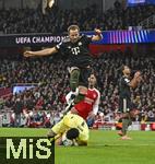 26.11.2025,  Fussball UEFA Championsleague 2025/2026: Vorrunde 5.Spieltag, FC Arsenal - FC Bayern M�nchen, im Emirates-Stadion London (England) v.l. Harry Kane (FC Bayern M�nchen) gegen Torwart David Raya (FC Arsenal) 
  

