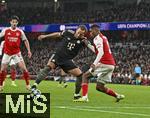 26.11.2025,  Fussball UEFA Championsleague 2025/2026: Vorrunde 5.Spieltag, FC Arsenal - FC Bayern M�nchen, im Emirates-Stadion London (England) v.l. Harry Kane (FC Bayern M�nchen) gegen Christhian Mosquera (FC Arsenal) 
  

