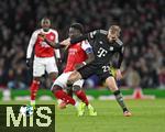 26.11.2025,  Fussball UEFA Championsleague 2025/2026: Vorrunde 5.Spieltag, FC Arsenal - FC Bayern M�nchen, im Emirates-Stadion London (England) v.l. Bukayo Saka (FC Arsenal) gegen Konrad Laimer (FC Bayern M�nchen) 
  

