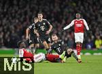 26.11.2025,  Fussball UEFA Championsleague 2025/2026: Vorrunde 5.Spieltag, FC Arsenal - FC Bayern M�nchen, im Emirates-Stadion London (England) v.l. Bukayo Saka (FC Arsenal) gegen Konrad Laimer (FC Bayern M�nchen) 
  

