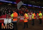 26.11.2025,  Fussball UEFA Championsleague 2025/2026: Vorrunde 5.Spieltag, FC Arsenal - FC Bayern M�nchen, im Emirates-Stadion London (England) Der Ordnungsdienst beobachtet die Bayern Fans
  

