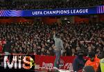 26.11.2025,  Fussball UEFA Championsleague 2025/2026: Vorrunde 5.Spieltag, FC Arsenal - FC Bayern M�nchen, im Emirates-Stadion London (England) Der Ordnungsdienst beobachtet die Bayern Fans
  

