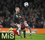 26.11.2025,  Fussball UEFA Championsleague 2025/2026: Vorrunde 5.Spieltag, FC Arsenal - FC Bayern M�nchen, im Emirates-Stadion London (England) v.l. Konrad Laimer (FC Bayern M�nchen) gegen Bukayo Saka (FC Arsenal) 
  

