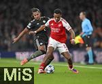 26.11.2025,  Fussball UEFA Championsleague 2025/2026: Vorrunde 5.Spieltag, FC Arsenal - FC Bayern M�nchen, im Emirates-Stadion London (England) v.l. Serge Gnabry (FC Bayern M�nchen) gegen Jurrien Timber (FC Arsenal) 
  

