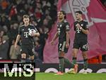26.11.2025,  Fussball UEFA Championsleague 2025/2026: Vorrunde 5.Spieltag, FC Arsenal - FC Bayern M�nchen, im Emirates-Stadion London (England) v.l. Joshua Kimmich (FC Bayern M�nchen), Serge Gnabry (FC Bayern M�nchen) und Aleksandar Pavlovic (Bayern M�nchen)  
  

