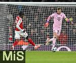 26.11.2025,  Fussball UEFA Championsleague 2025/2026: Vorrunde 5.Spieltag, FC Arsenal - FC Bayern M�nchen, im Emirates-Stadion London (England) Torwart Manuel Neuer (FC Bayern M�nchen) kommt raus
  

