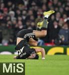 26.11.2025,  Fussball UEFA Championsleague 2025/2026: Vorrunde 5.Spieltag, FC Arsenal - FC Bayern M�nchen, im Emirates-Stadion London (England) Aleksandar Pavlovic (Bayern M�nchen)  kugelt am Boden.
  

