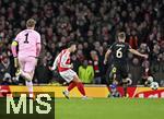 26.11.2025,  Fussball UEFA Championsleague 2025/2026: Vorrunde 5.Spieltag, FC Arsenal - FC Bayern M�nchen, im Emirates-Stadion London (England) Gabriel Martinelli (FC Arsenal) vorbei an Torwart Manuel Neuer (FC Bayern M�nchen) und Joshua Kimmich (FC Bayern M�nchen) 
  

