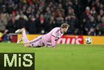 26.11.2025,  Fussball UEFA Championsleague 2025/2026: Vorrunde 5.Spieltag, FC Arsenal - FC Bayern M�nchen, im Emirates-Stadion London (England)  Torwart Manuel Neuer (FC Bayern M�nchen) am Boden.

