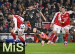 26.11.2025,  Fussball UEFA Championsleague 2025/2026: Vorrunde 5.Spieltag, FC Arsenal - FC Bayern M�nchen, im Emirates-Stadion London (England) v.l. Gabriel Martinelli (FC Arsenal) , Min-jae Kim (Bayern M�nchen, Minjae Kim) und 
  

