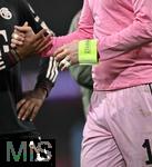 26.11.2025,  Fussball UEFA Championsleague 2025/2026: Vorrunde 5.Spieltag, FC Arsenal - FC Bayern M�nchen, im Emirates-Stadion London (England) Torwart Manuel Neuer (FC Bayern M�nchen) seine Hand im Detail.
  

