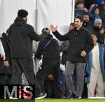 26.11.2025,  Fussball UEFA Championsleague 2025/2026: Vorrunde 5.Spieltag, FC Arsenal - FC Bayern M�nchen, im Emirates-Stadion London (England) Trainer Vincent Kompany (FC Bayern M�nchen) gratuliert Trainer Mikel Arteta (FC Arsenal) 
  

