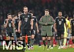 26.11.2025,  Fussball UEFA Championsleague 2025/2026: Vorrunde 5.Spieltag, FC Arsenal - FC Bayern M�nchen, im Emirates-Stadion London (England) Die Bayern Spieler sind entt�uscht. v.l. Raphael Guerreiro (FC Bayern M�nchen), Tom Bischof (Bayern M�nchen), Harry Kane (FC Bayern M�nchen), Min-jae Kim (Bayern M�nchen, Minjae Kim), Joshua Kimmich (FC Bayern M�nchen) und Jonathan Tah (FC Bayern M�nchen) 

