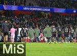 26.11.2025,  Fussball UEFA Championsleague 2025/2026: Vorrunde 5.Spieltag, FC Arsenal - FC Bayern M�nchen, im Emirates-Stadion London (England) Die Bayern Spieler verlassen mit h�ngenden K�pfen das Spiel.
  

