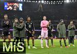 26.11.2025,  Fussball UEFA Championsleague 2025/2026: Vorrunde 5.Spieltag, FC Arsenal - FC Bayern M�nchen, im Emirates-Stadion London (England) Die Bayern Spieler sind entt�uscht. v.l. Aleksandar Pavlovic (FC Bayern M�nchen), Lennart Karl (FC Bayern M�nchen), Wisdom Mike (FC Bayern M�nchen), Michael Olise (FC Bayern M�nchen), Torwart Manuel Neuer (FC Bayern M�nchen), Leon Goretzka (FC Bayern M�nchen), Konrad Laimer (FC Bayern M�nchen) und Torwart Sven Ulreich (FC Bayern M�nchen) 

