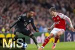 26.11.2025,  Fussball UEFA Championsleague 2025/2026: Vorrunde 5.Spieltag, FC Arsenal - FC Bayern M�nchen, im Emirates-Stadion London (England), v.li: Michael Olise (FC Bayern M�nchen) gegen Leandro Trossard (FC Arsenal) 