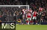 26.11.2025,  Fussball UEFA Championsleague 2025/2026: Vorrunde 5.Spieltag, FC Arsenal - FC Bayern M�nchen, im Emirates-Stadion London (England), Gegentor zum 0:1, re: Jurrien Timber (FC Arsenal) Kopfball gegen Torwart Manuel Neuer (mitte, FC Bayern M�nchen) 