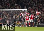 26.11.2025,  Fussball UEFA Championsleague 2025/2026: Vorrunde 5.Spieltag, FC Arsenal - FC Bayern M�nchen, im Emirates-Stadion London (England), Gegentor zum 0:1, re: Jurrien Timber (FC Arsenal) Kopfball gegen Torwart Manuel Neuer (mitte, FC Bayern M�nchen) 