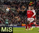 26.11.2025,  Fussball UEFA Championsleague 2025/2026: Vorrunde 5.Spieltag, FC Arsenal - FC Bayern M�nchen, im Emirates-Stadion London (England), Serge Gnabry (FC Bayern M�nchen) Seitfallzieher, Torszene, re; Christhian Mosquera (FC Arsenal) Riccardo Calafioro (FC Arsenal) 