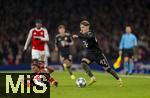 26.11.2025,  Fussball UEFA Championsleague 2025/2026: Vorrunde 5.Spieltag, FC Arsenal - FC Bayern M�nchen, im Emirates-Stadion London (England), re: Lennart Karl (FC Bayern M�nchen) am Ball 