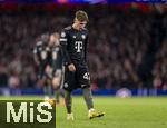 26.11.2025,  Fussball UEFA Championsleague 2025/2026: Vorrunde 5.Spieltag, FC Arsenal - FC Bayern M�nchen, im Emirates-Stadion London (England), Lennart Karl (FC Bayern M�nchen) nachdenklich 