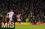 26.11.2025,  Fussball UEFA Championsleague 2025/2026: Vorrunde 5.Spieltag, FC Arsenal - FC Bayern M�nchen, im Emirates-Stadion London (England), Nach einem Fehler von Torwart Manuel Neuer (li, FC Bayern M�nchen) schiebt Gabriel Martinelli (FC Arsenal) zum 3:1 ein. re: Joshua Kimmich (FC Bayern M�nchen) kann nur noch zuschauen.