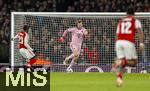 26.11.2025,  Fussball UEFA Championsleague 2025/2026: Vorrunde 5.Spieltag, FC Arsenal - FC Bayern M�nchen, im Emirates-Stadion London (England), mitte. Torwart Manuel Neuer (FC Bayern M�nchen) am Ball , li: Torwart Manuel Neuer (FC Bayern M�nchen) 