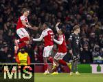 26.11.2025,  Fussball UEFA Championsleague 2025/2026: Vorrunde 5.Spieltag, FC Arsenal - FC Bayern M�nchen, im Emirates-Stadion London (England), Torjubel Riccardo Calafioro (FC Arsenal), Christhian Mosquera (FC Arsenal), William Saliba (FC Arsenal) re: Lennart Karl (FC Bayern M�nchen) 