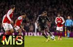 26.11.2025,  Fussball UEFA Championsleague 2025/2026: Vorrunde 5.Spieltag, FC Arsenal - FC Bayern M�nchen, im Emirates-Stadion London (England), re: Nicolas Jackson (FC Bayern M�nchen) am Ball 