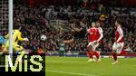 26.11.2025,  Fussball UEFA Championsleague 2025/2026: Vorrunde 5.Spieltag, FC Arsenal - FC Bayern M�nchen, im Emirates-Stadion London (England), Serge Gnabry (FC Bayern M�nchen) Seitfallzieher, Torszene, li: Torwart David Raya (FC Arsenal) 