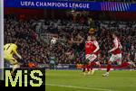 26.11.2025,  Fussball UEFA Championsleague 2025/2026: Vorrunde 5.Spieltag, FC Arsenal - FC Bayern M�nchen, im Emirates-Stadion London (England), Serge Gnabry (FC Bayern M�nchen) Seitfallzieher, Torszene, re; Christhian Mosquera (FC Arsenal) Riccardo Calafioro (FC Arsenal) li: Torwart David Raya (FC Arsenal) 