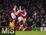 26.11.2025,  Fussball UEFA Championsleague 2025/2026: Vorrunde 5.Spieltag, FC Arsenal - FC Bayern M�nchen, im Emirates-Stadion London (England), Torjubel Riccardo Calafioro (FC Arsenal), Christhian Mosquera (FC Arsenal), William Saliba (FC Arsenal) re: Lennart Karl (FC Bayern M�nchen) 