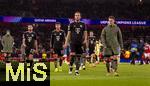 26.11.2025,  Fussball UEFA Championsleague 2025/2026: Vorrunde 5.Spieltag, FC Arsenal - FC Bayern M�nchen, im Emirates-Stadion London (England), Raphael Guerreiro (FC Bayern M�nchen), Tom Bischof (Bayern M�nchen), Harry Kane (FC Bayern M�nchen), Joshua Kimmich (FC Bayern M�nchen) nach dem Spiel frustriert.