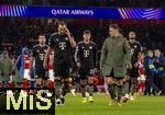 26.11.2025,  Fussball UEFA Championsleague 2025/2026: Vorrunde 5.Spieltag, FC Arsenal - FC Bayern M�nchen, im Emirates-Stadion London (England), Tom Bischof (Bayern M�nchen), Harry Kane (FC Bayern M�nchen), Joshua Kimmich (FC Bayern M�nchen) nach dem Spiel frustriert.