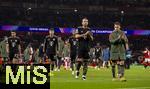 26.11.2025,  Fussball UEFA Championsleague 2025/2026: Vorrunde 5.Spieltag, FC Arsenal - FC Bayern M�nchen, im Emirates-Stadion London (England), Raphael Guerreiro (FC Bayern M�nchen), Tom Bischof (Bayern M�nchen), Harry Kane (FC Bayern M�nchen), Joshua Kimmich (FC Bayern M�nchen) nach dem Spiel frustriert.
